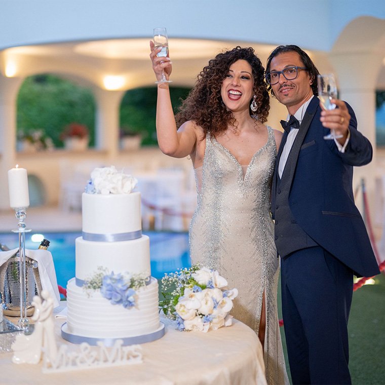 Sposi che brindano a Villa Gloria