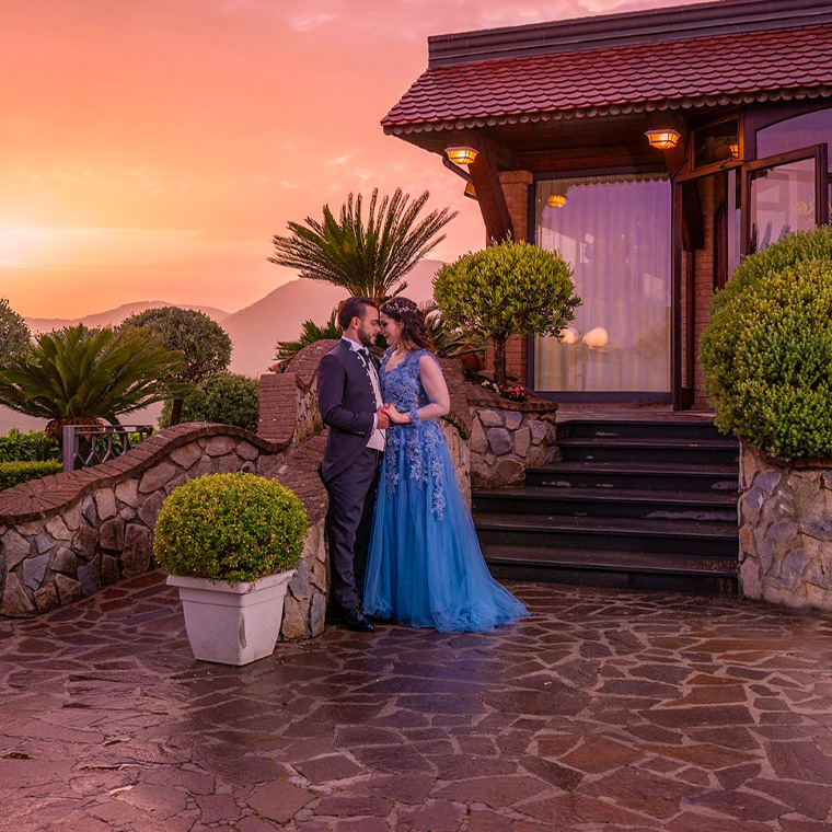 Sposi in posa romantica a Villa Gloria al tramonto